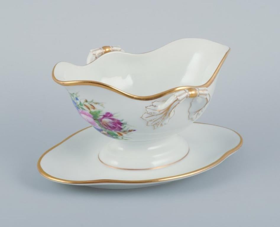Bing & Grøndahl, hand-painted sauceboat and bowl decorated with flowers In Excellent Condition For Sale In Copenhagen, DK