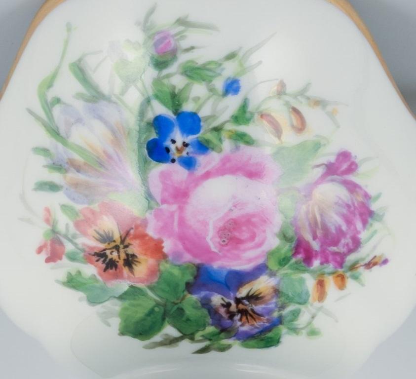 Bing & Grøndahl, handbemalte Soßenkanne und Schale mit Blumendekor (20. Jahrhundert) im Angebot