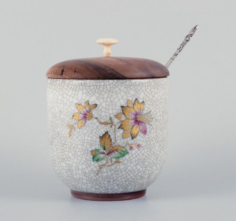 Bing & Grøndahl, jam jar in crackle porcelain.
Accompanied by a matching wooden lid and a Georg Jensen jam spoon in sterling silver.
The jam jar is from around 1930 and the Georg Jensen spoon is from the mid-20th c.
Marked.
In perfect