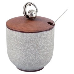 Bing & Grøndahl, pot à marmelade en porcelaine avec couvercle en bois et cuillère en argent.