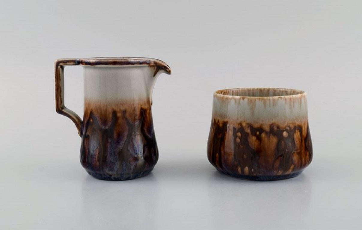 Bing & Grøndahl Mexico coffee service in glazed stoneware for four people. Danish design, 1970s / 80s.
Consists of four coffee cups with saucers, 305, four plates 306, sugar bowl and creamer.
The coffee cup measures: 7.5 x 7.5 cm.
Saucer