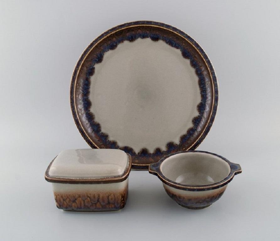 Bing & Grøndahl Mexico dinner service. 
Butter container, bowl and large dish in glazed stoneware. Danish design, 1970s / 80s.
Butter container measures: 13.5 x 10 cm.
Dish diameter: 29.5 cm.
In excellent condition.
Stamped.