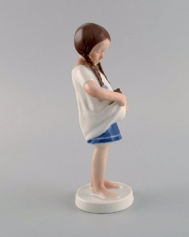 Bing & Grøndahl porcelain figure. Girl with a cat. 1970s. 
Model number 1779.
Measures: 17.5 x 7 cm.
In excellent condition.
Stamped.
1st factory quality.