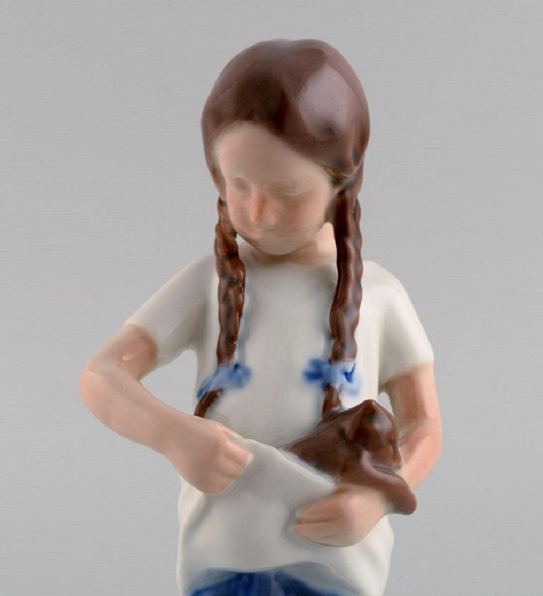 Danois Figure en porcelaine de Bing & Grøndahl, fille avec un chat, 1970 en vente