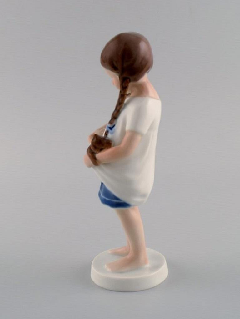 Figure en porcelaine de Bing & Grøndahl, fille avec un chat, 1970 Excellent état - En vente à København, Copenhagen