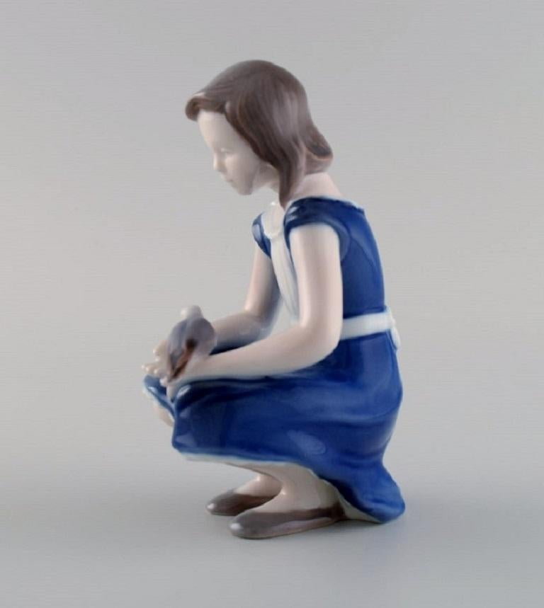 Bing & Grøndahl porcelain figure. Girl with dove. Model number 2340.
Measures: 13 x 7.5 cm.
In excellent condition.
Stamped.
1st Factory quality.