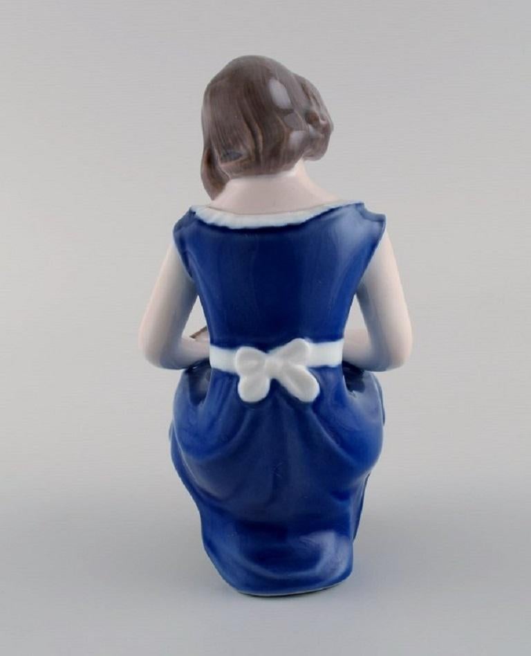 Bing & Grøndahl Porcelain Figure, Girl with Dove, Model Number 2340 In Excellent Condition For Sale In Copenhagen, DK
