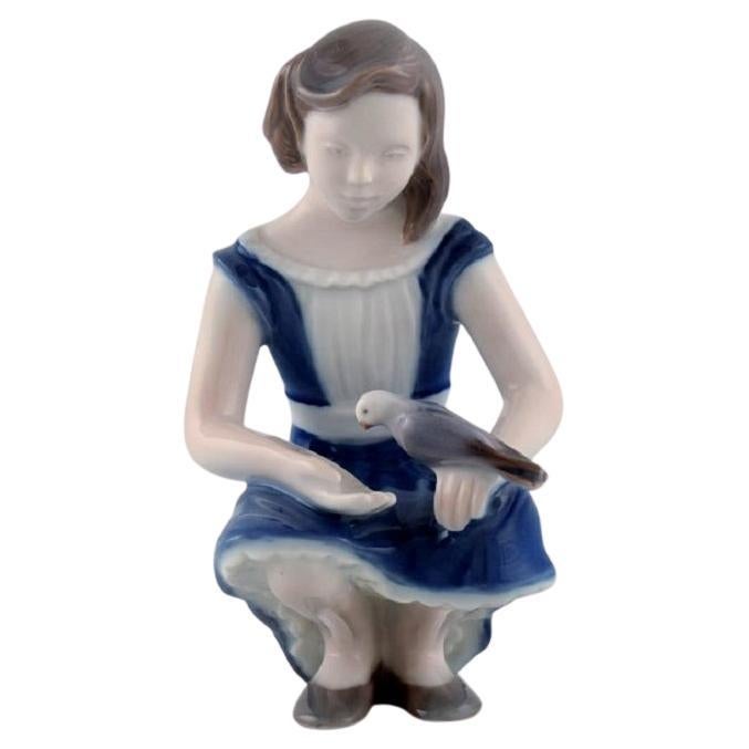 Bing & Grøndahl Porzellanfigur, Mädchen mit Taube, Modellnummer 2340