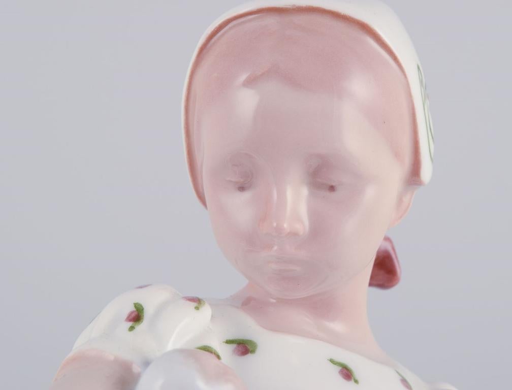 XX secolo Bing & Grøndahl, statuetta in porcellana di una ragazza con una bambola. in vendita