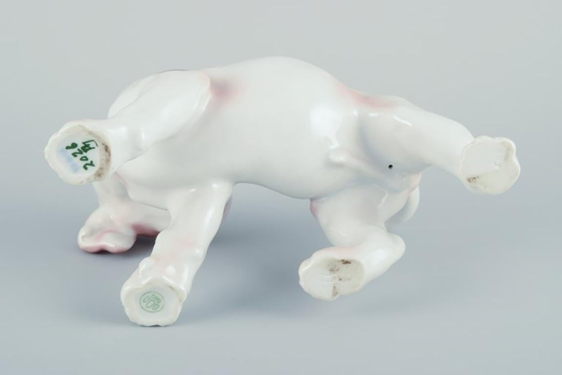 Bing & Grøndahl, porcelain figurine of a pointer puppy.  In Excellent Condition For Sale In Copenhagen, DK