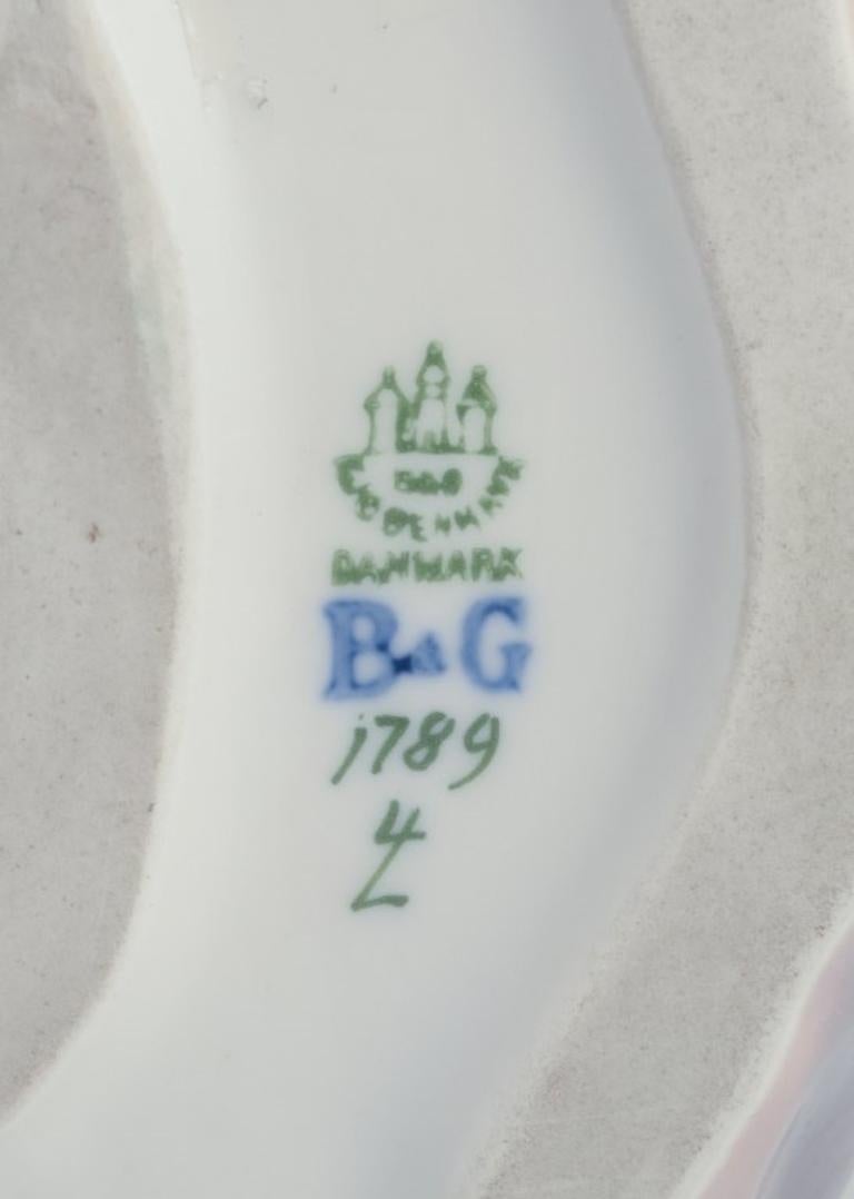 Figurine en porcelaine de Bing & Grøndahl représentant un berger allemand couché.  en vente 1