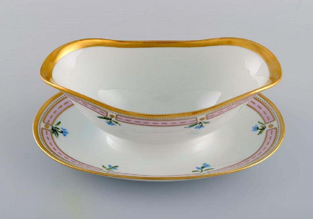 Bing & Grøndahl Porcelain Sauce Boat with Hand-Painted Flowers In Excellent Condition For Sale In Copenhagen, DK