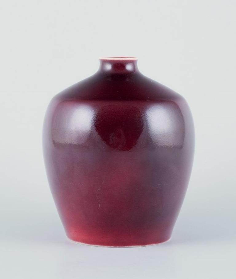 Vase en porcelaine de Bing & Grøndahl décoré d'une glaçure au sang de bœuf.
Datant approximativement des années 1930.
Numéro de modèle 770.
Marqué.
En parfait état.
Première qualité d'usine.
Dimensions : Hauteur 15,0 cm x 11,0 cm : Hauteur 15,0 cm x
