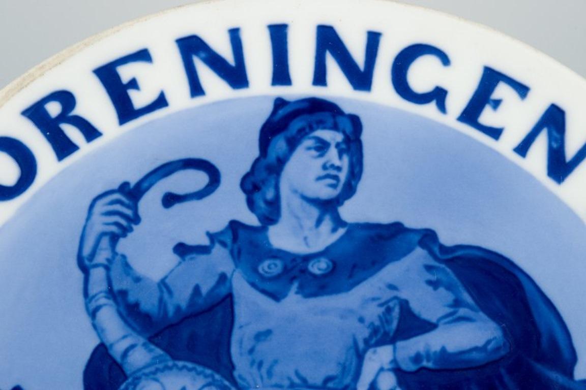 Bing & Grøndahl, seltener Jubiläumsteller aus Porzellan. Datiert 1910 (Dänisch) im Angebot
