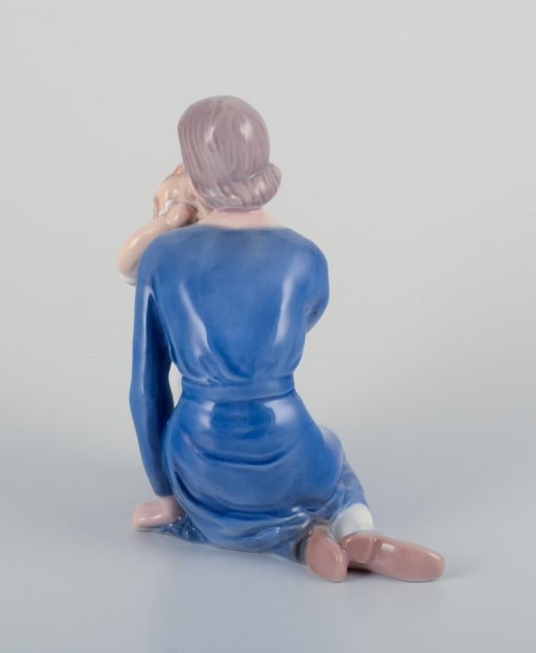 Bing & Grøndahl, rare figurine of mother and daughter. Model number 2255. In Excellent Condition For Sale In Copenhagen, DK