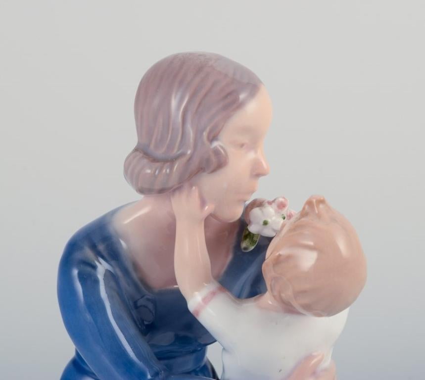 Bing & Grøndahl, seltene Figurine von Mutter und Tochter. Modellnummer 2255. (Frühes 20. Jahrhundert) im Angebot