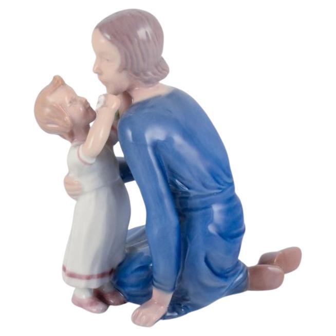 Bing & Grøndahl, seltene Figurine von Mutter und Tochter. Modellnummer 2255. im Angebot