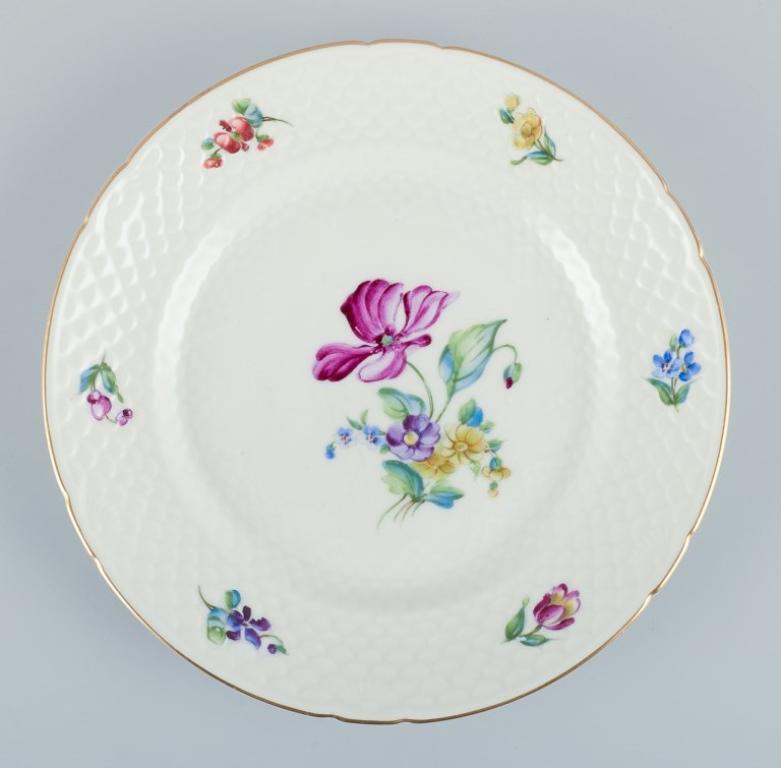 Hand-Painted Bing & Grøndahl, Saxon Flower, a set of five lunch plates. Approx. 1920/30s.  For Sale