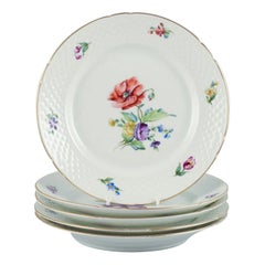 Bing & Grøndahl, Saxon Flower, un ensemble de cinq assiettes à lunch. Vers les années 1920/30.