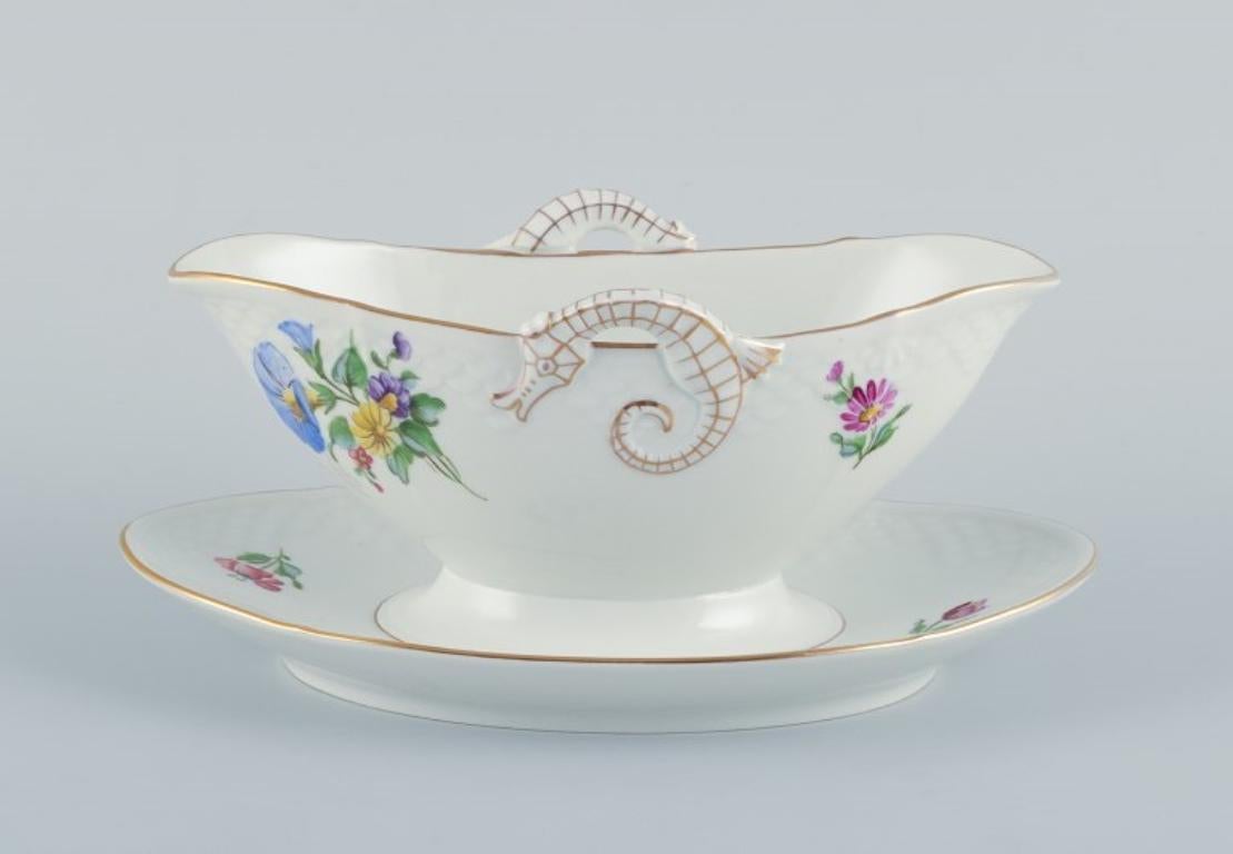 Bing & Grøndahl, Saxon Flower, hand-painted sauce boat with handles. In Excellent Condition For Sale In Copenhagen, DK