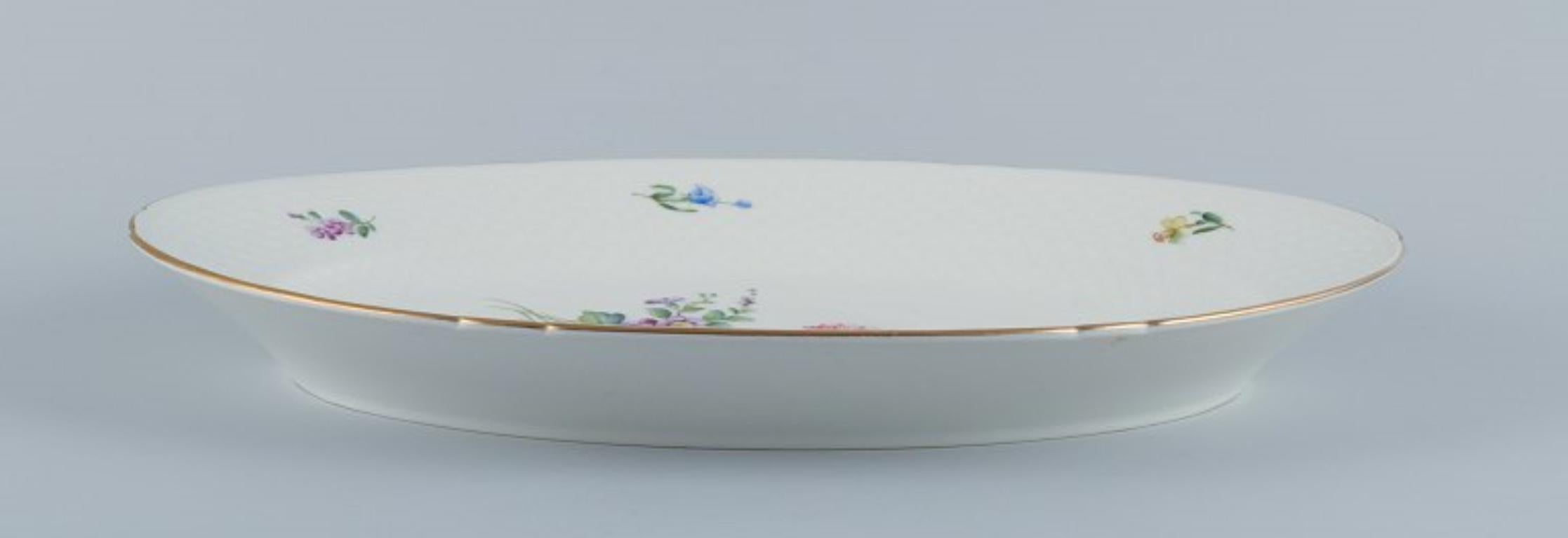 Bing & Grøndahl, Saxon Flower, large oval serving platter. Hand-painted.
Approx. 1920/30s.
Model number 15.
Marked.
First factory quality.
In perfect condition.
Dimensions: L 41.0 cm. x W 28.7 cm. x Depth 4.5 cm.