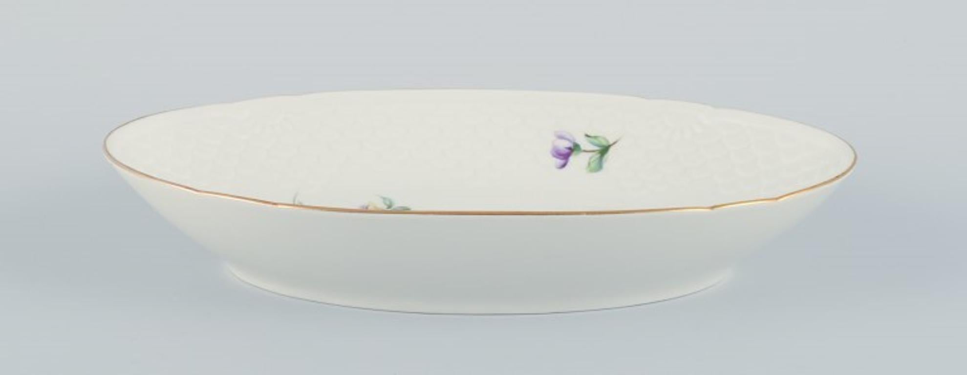 Bing & Grøndahl, Saxon Flower, lunch plate, two bowls, and salt and pepper set In Good Condition For Sale In Copenhagen, DK