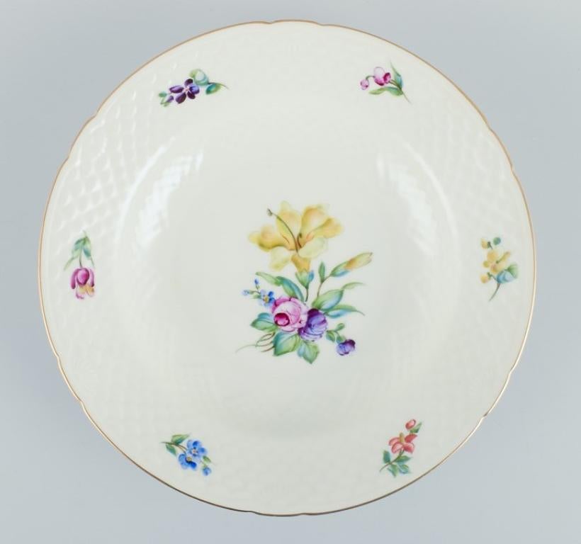Peint à la main Bing & Grøndahl, Saxon Flower, ensemble de quatre assiettes creuses en porcelaine, vers les années 1930. en vente
