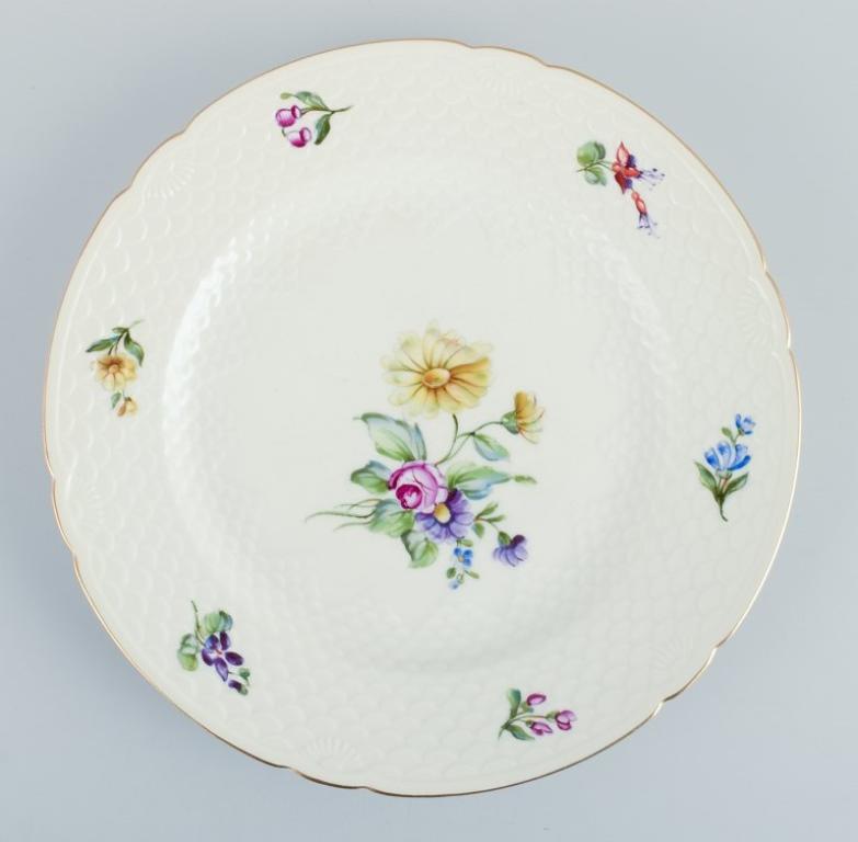 Bing & Grøndahl, Saxon Flower, a set of four dinner plates hand-decorated with polychrome flowers and gold rim.
Approximately from the 1930s.
Model number 25.
Marked.
First factory quality.
In good condition with signs of use.
Dimensions: 24.4 cm.