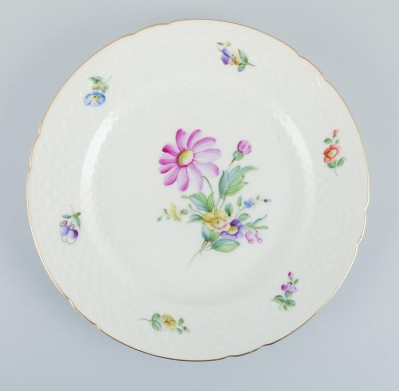 Bing & Grøndahl, Saxon Flower, set of four dinner plates decorated with flowers In Good Condition For Sale In Copenhagen, DK
