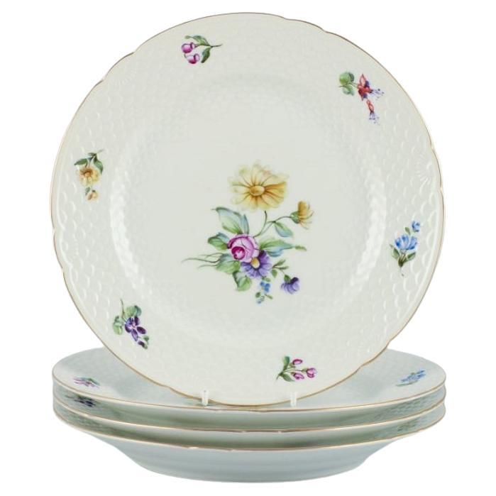 Bing & Grøndahl, Saxon Flower, set of four dinner plates decorated with flowers For Sale