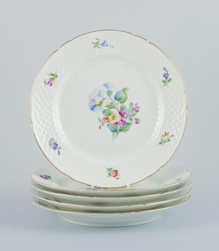 Bing & Grøndahl, Saxon Flower, a set of five dinner plates hand-decorated with polychrome flowers and gold rim.
Approximately from the 1930s.
Model number 25.
Marked.
First factory quality.
In good condition with signs of use.
Dimensions: 24.4 cm.