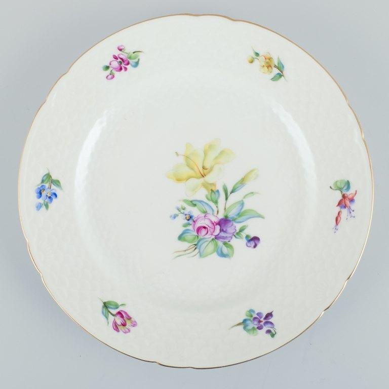 Hand-Painted Bing & Grøndahl, Saxon Flower, set of fve dinner plates  decorated with flowers For Sale