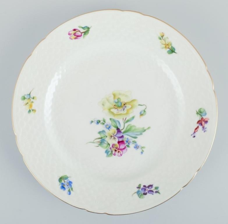 Bing & Grøndahl, Saxon Flower, set of fve dinner plates  decorated with flowers In Good Condition For Sale In Copenhagen, DK