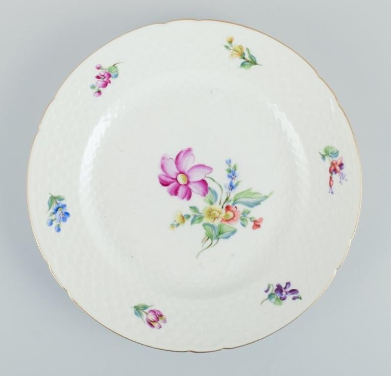 Bing & Grøndahl, Sächsische Blume, Satz mit fünf Tellern  Dekoriert mit Blumen (Mitte des 20. Jahrhunderts) im Angebot