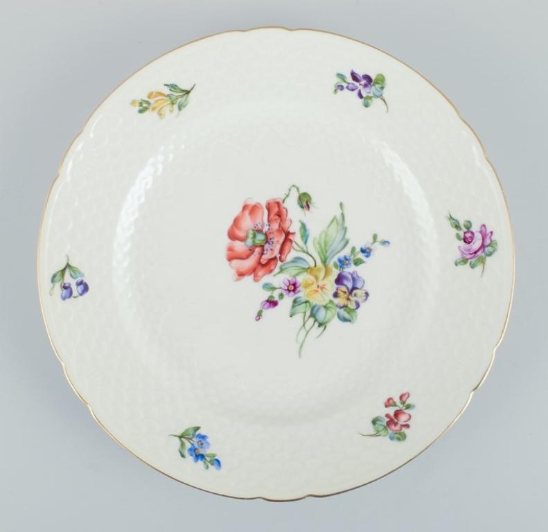 Porcelain Bing & Grøndahl, Saxon Flower, set of fve dinner plates  decorated with flowers For Sale