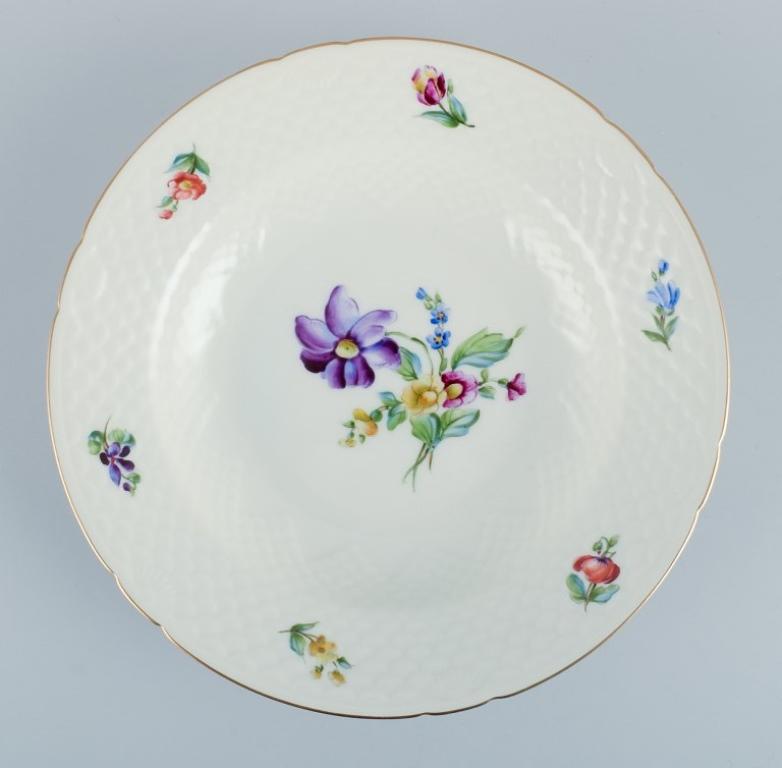 Bing & Grøndahl, Saxon Flower, a set of six deep plates hand-decorated with polychrome flowers and gold rim.
Approximately from the 1930s.
Model number 22.
Marked.
First factory quality.
In excellent condition.
Dimensions: 24.8 cm x H 4.0 cm.