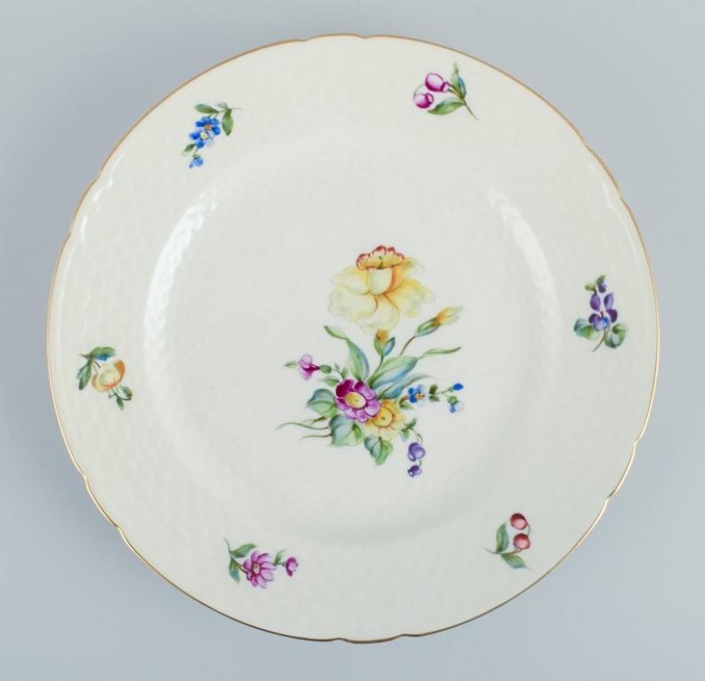 Bing & Grøndahl, Saxon Flower, a set of six dinner plates hand-decorated with polychrome flowers and gold rim.
Approximately from the 1930s.
Model number 25.
Marked.
First factory quality.
In good condition with signs of use.
Dimensions: 24.4 cm.