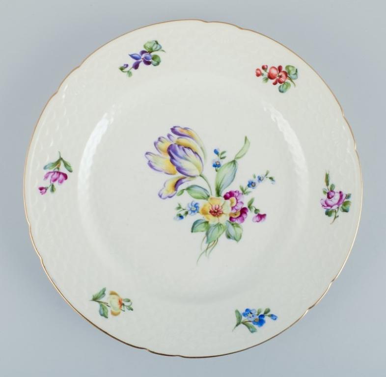 Bing & Grøndahl, Saxon Flower, set of six dinner plates  decorated with flowers In Good Condition For Sale In Copenhagen, DK