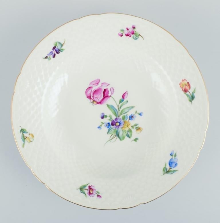 Bing & Grøndahl, Saxon Flower, a set of six deep plates hand-decorated with polychrome flowers and gold rim.
Approximately from the 1930s.
Model number 22.
Marked.
First factory quality.
In excellent condition.
Dimensions: 24.8 cm x H 4.0 cm.