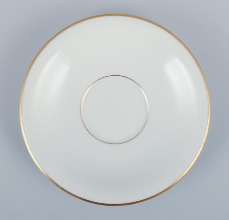 Bing & Grøndahl. Un set di quattro tazzine da caffè antiche con manici alti e  piattini. 
Dipinto a mano con decorazioni floreali policrome. Porcellana di alta qualità.
Dalla fine del XIX secolo.
In perfette condizioni.
Prima qualità di
