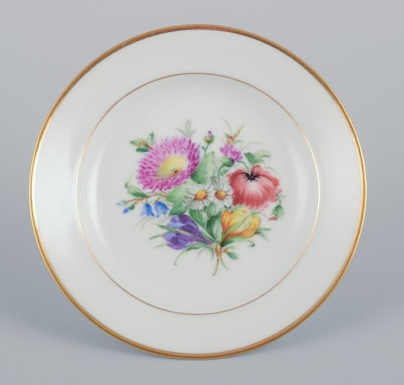 Bing & Grøndahl, un ensemble de quatre petites assiettes peintes à la main avec divers motifs floraux polychromes et bordures dorées.
Datant approximativement des années 1920.
Marqué.
Première qualité d'usine.
Parfait état.
Dimensions : Diamètre