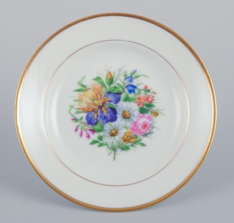 Danois Bing & Grøndahl, ensemble de quatre petites assiettes peintes à la main avec des fleurs polychromes. en vente