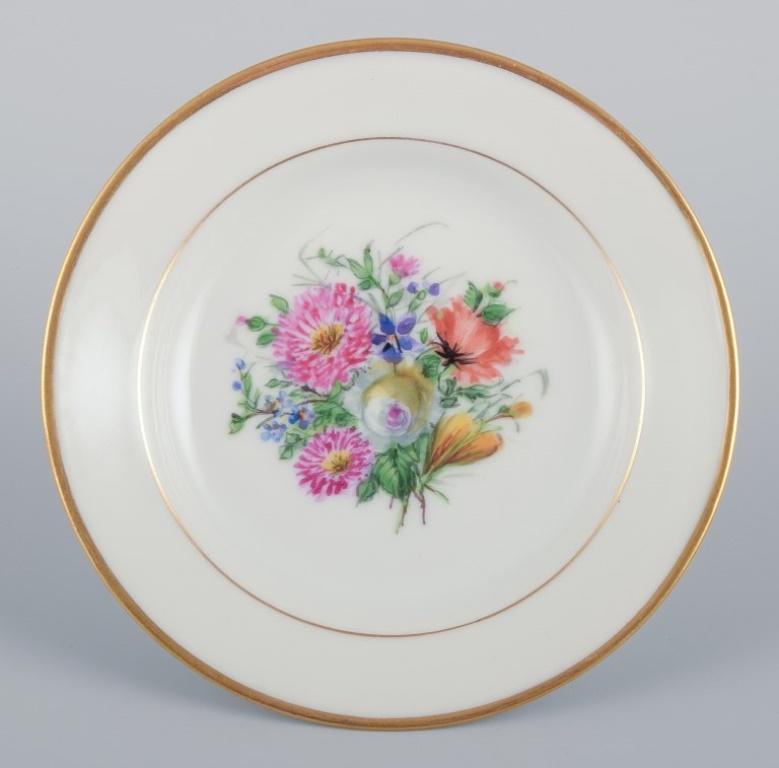 Peint à la main Bing & Grøndahl, ensemble de quatre petites assiettes peintes à la main avec des fleurs polychromes. en vente