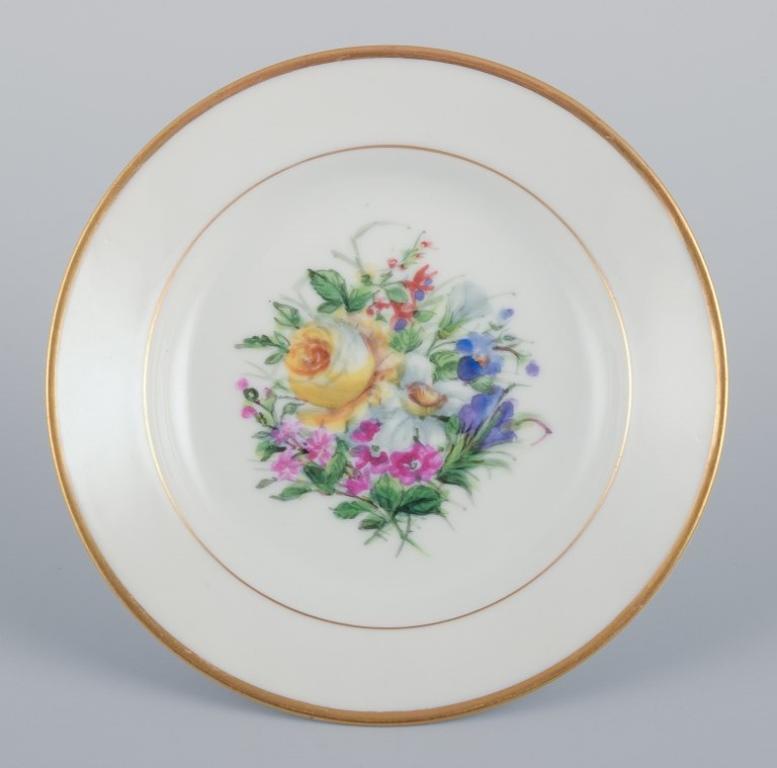 Bing & Grøndahl, ensemble de quatre petites assiettes peintes à la main avec des fleurs polychromes. Excellent état - En vente à København, Copenhagen