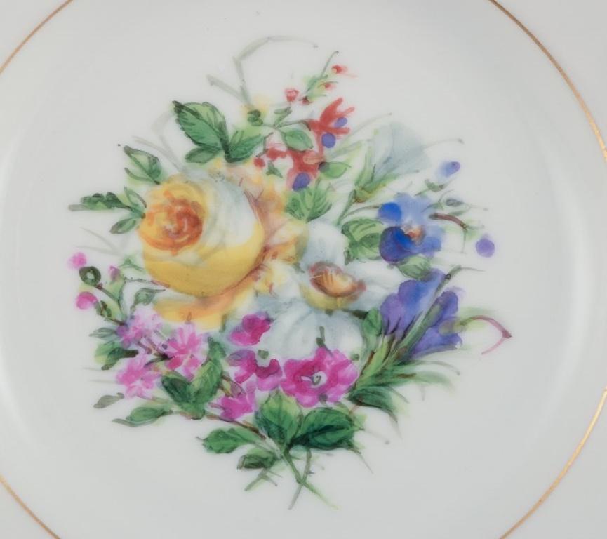 Début du 20ème siècle Bing & Grøndahl, ensemble de quatre petites assiettes peintes à la main avec des fleurs polychromes. en vente
