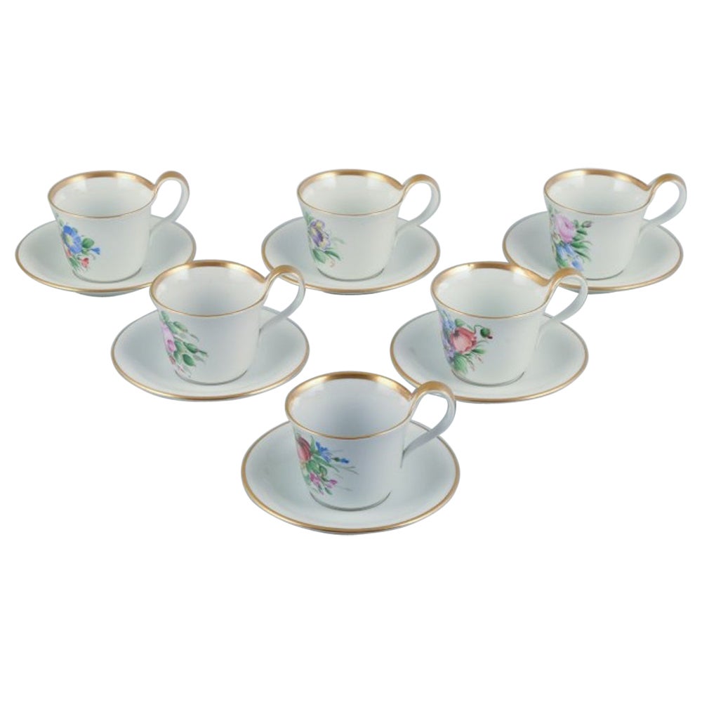 Bing & Grøndahl. Ensemble de six tasses à café anciennes avec anses hautes et soucoupes.