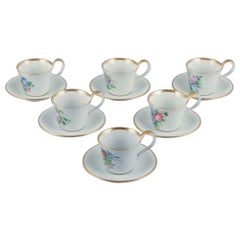 Bing & Grøndahl. Set di sei tazze da caffè antiche con manici alti e piattini.