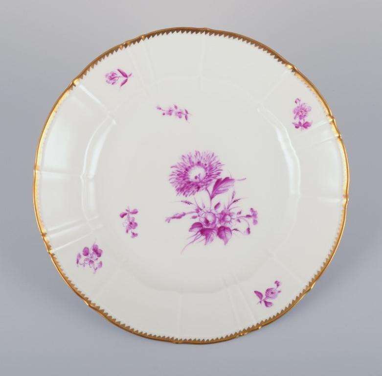 Bing & Grøndahl, Denmark. A set of six dinner plates with flower decorations in purple and gold trim. Hand-painted.
Approximately 1920s.
Marked.
In perfect condition. Appears unused.
First factory quality.
Diameter 24.5 cm.