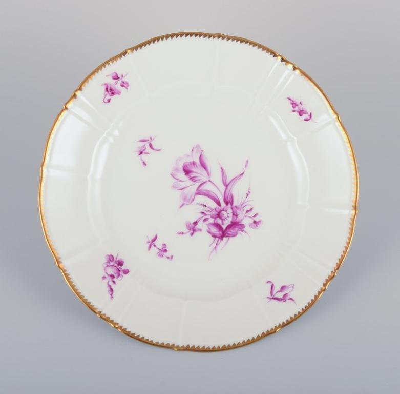 Peint à la main Bing & Grøndahl. Ensemble de six assiettes plates avec décorations florales, années 1920 en vente