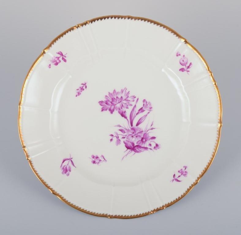 Bing & Grøndahl. Set of six dinner plates with flower decorations, 1920s In Excellent Condition For Sale In Copenhagen, DK